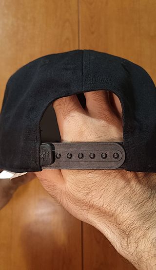 Gorra Adidas original broche strapback.