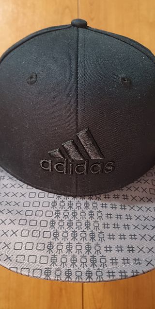 Gorra Adidas original broche strapback.