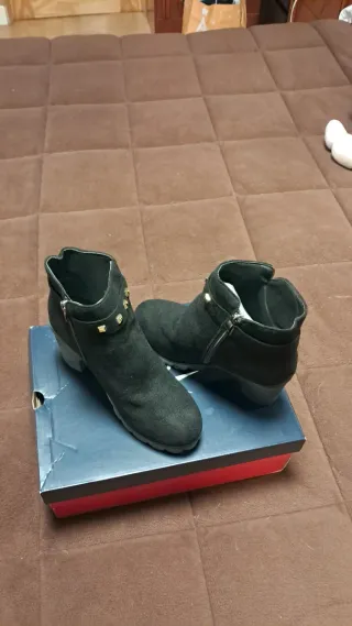 Botines negros con tachuelas y tacón bajo