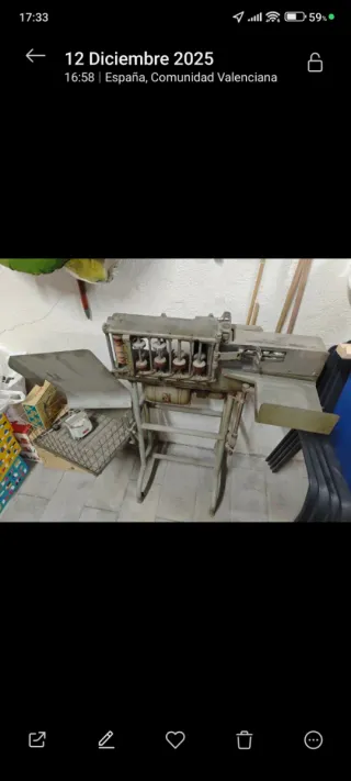 Máquina muy antigua de pegar sobres industrial.