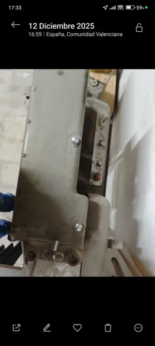 Máquina muy antigua de pegar sobres industrial.