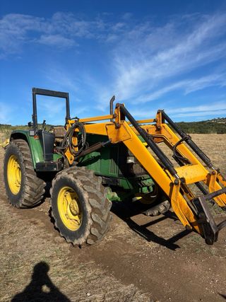 Tractor John Deere 6210 con pala