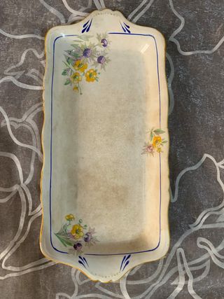 Pequeño plato antiguo en loza inglesa