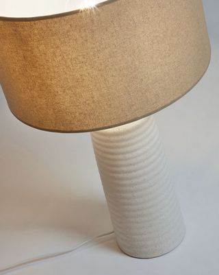 Lámpara cerámica blanca pantalla beige