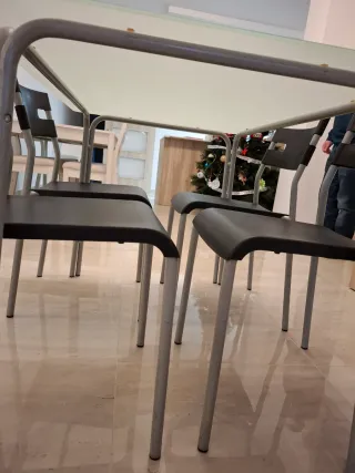 Mesa de cristal y metal