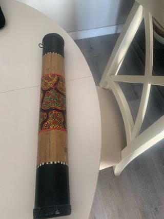 Didgeridoo de madera con diseño tribal