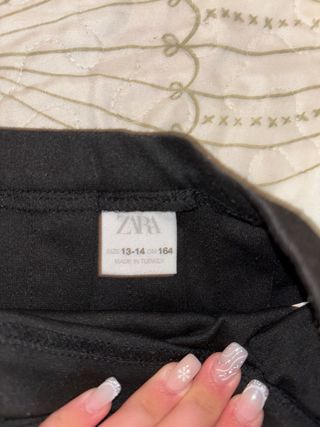 Falda negra plisada con hebilla