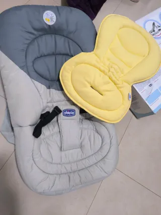 Maca bebé con juguetes