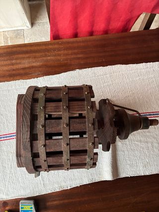 Pressa per vino vintage in legno