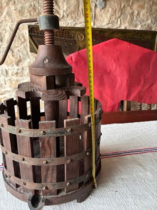 Pressa per vino vintage in legno