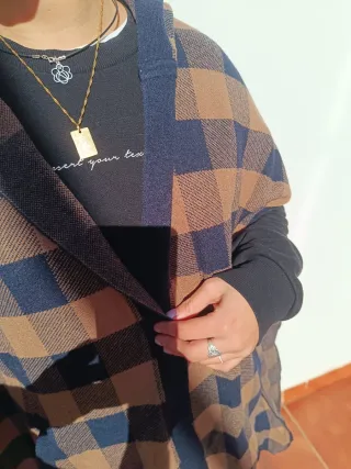 Chaleco con capucha cuadros marrón y azul