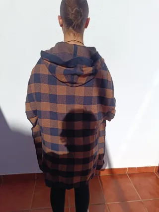 Chaleco con capucha cuadros marrón y azul