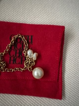 Pulsera CH de Carolina Herrera dorada con perlas