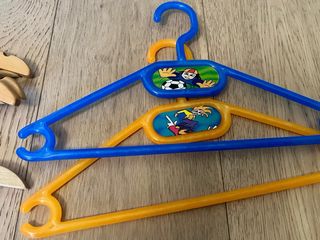Lote de perchas infantiles de madera y plástico