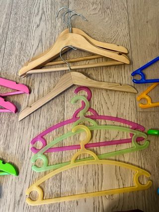 Lote de perchas infantiles de madera y plástico