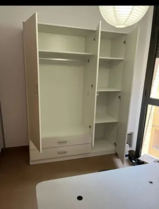 Armario blanco de madera