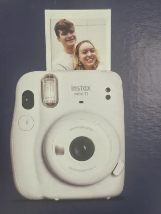 Cámara Fujifilm Instax Mini 11 Blanca mas funda