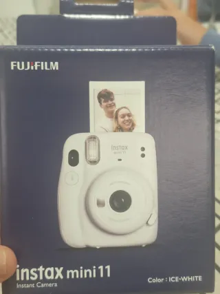Cámara Fujifilm Instax Mini 11 Blanca mas funda