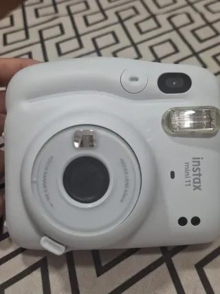 Cámara Fujifilm Instax Mini 11 Blanca mas funda