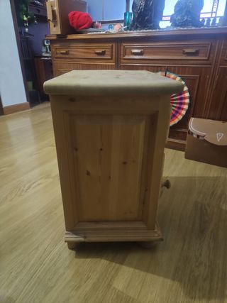 Mesilla de noche de madera