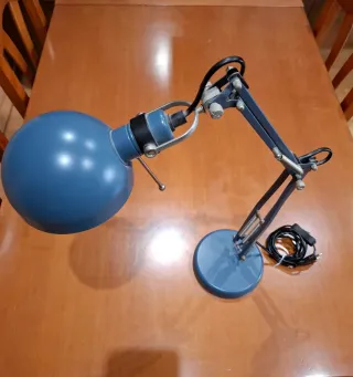 Lámpara de escritorio azul metálica