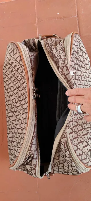 Maletas de viaje (roja y marrón)