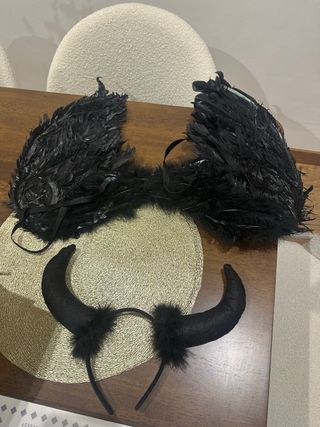 Alas negras y cuernos disfraz