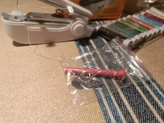 Máquina de coser manual con hilos