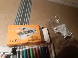 Máquina de coser manual con hilos