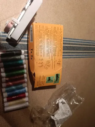 Máquina de coser manual con hilos