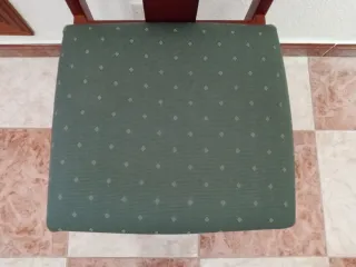 5 sillas de madera con asiento tapizado