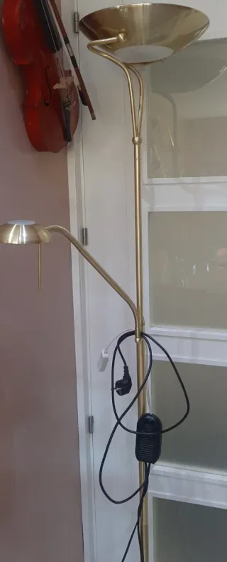 Lámpara de pie dorada para lectura y salón