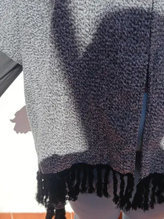Capa gris con flecos y mangas
