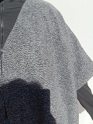 Capa gris con flecos y mangas