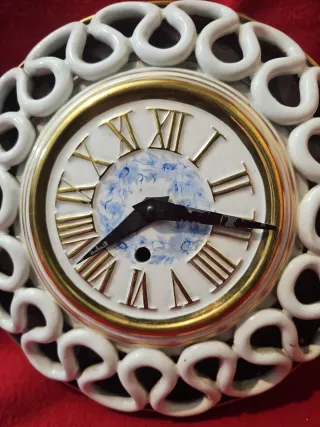 Reloj antiguo de pared de porcelana. Funciona.