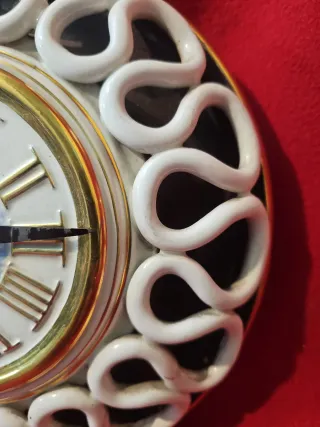 Reloj antiguo de pared de porcelana. Funciona.