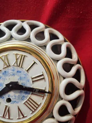 Reloj antiguo de pared de porcelana. Funciona.
