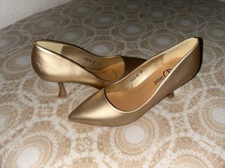 Zapatos tacón dorado talla 37
