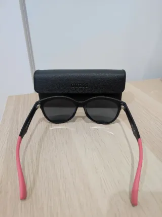 Gafas de sol Guess negras y rosas