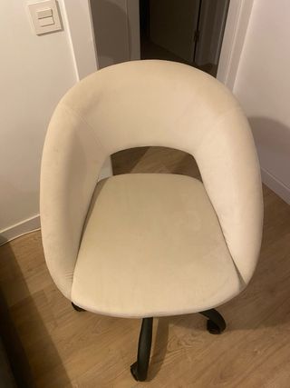 Silla acolchada con ruedas beige