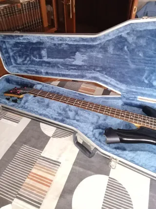 Bajo Stagg + Amplificador Behringer