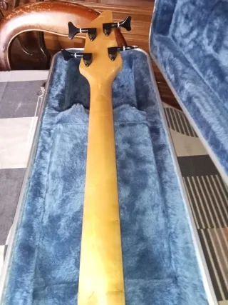 Bajo Stagg + Amplificador Behringer