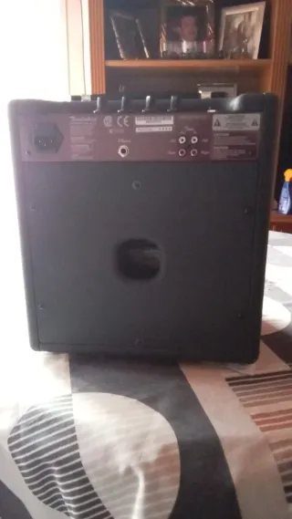 Bajo Stagg + Amplificador Behringer