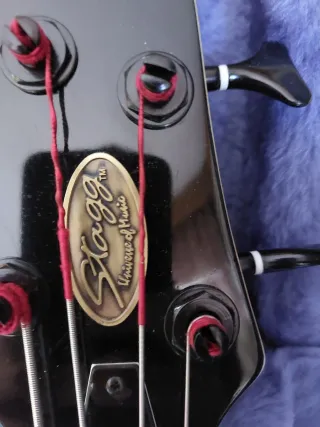 Bajo Stagg + Amplificador Behringer