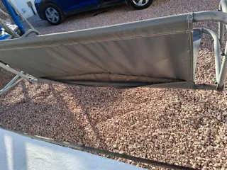 Columpio de jardín gris con toldo .