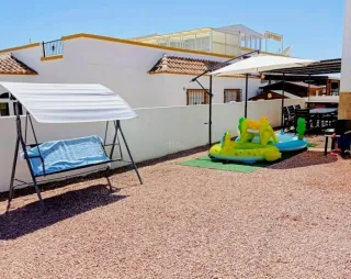 Columpio de jardín gris con toldo .