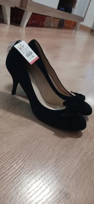 Zapatos de tacón negros con lazo