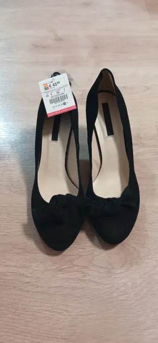 Zapatos de tacón negros con lazo
