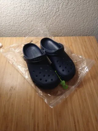 Crocs azul oscuro talla 45-46.