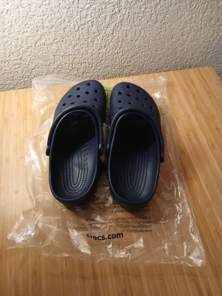 Crocs azul oscuro talla 45-46.